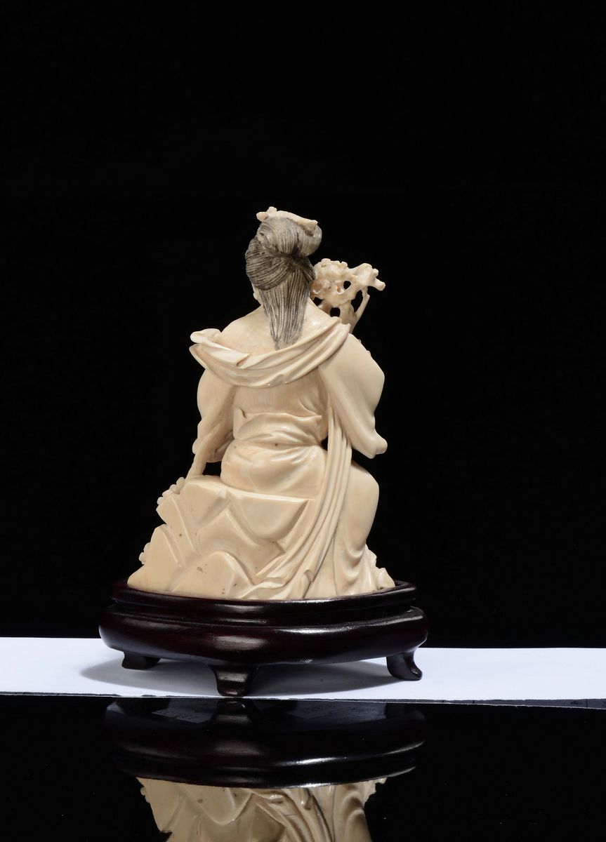 Guanyin con Ramo di Fiori in Avorio, Cina, Inizio XX Secolo