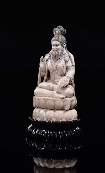 Figura di Saggio in Avorio Seduto su Fiore di Loto, Cina, Dinastia Qing, Fine XIX Secolo