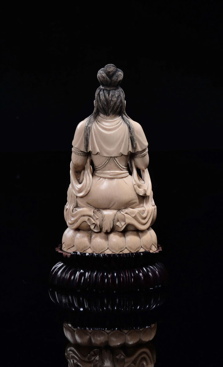 Figura di Saggio in Avorio Seduto su Fiore di Loto, Cina, Dinastia Qing, Fine XIX Secolo