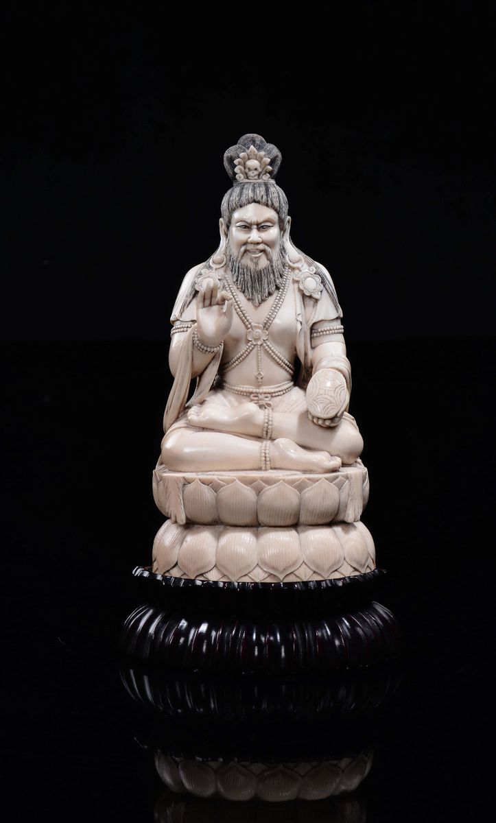 Figura di Saggio in Avorio Seduto su Fiore di Loto, Cina, Dinastia Qing, Fine XIX Secolo