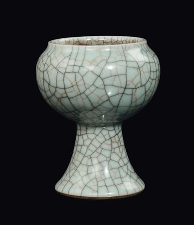 Cina, Dinastia Qing, Epoca Qianlong (1736-1795), Coppa a stelo in porcellana Guan Type