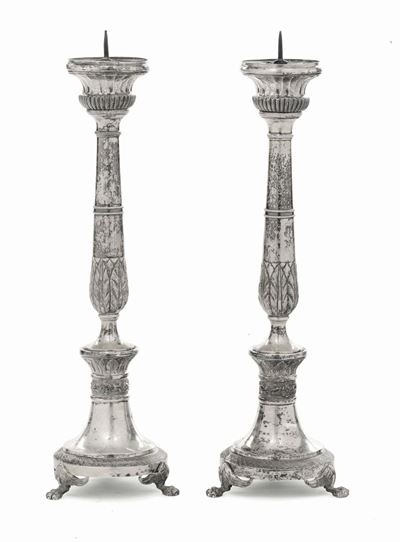 Coppia di Candelieri in Argento Fuso, Sbalzato e Cesellato, Punzoni di Napoli in Uso dal 1832 al ...