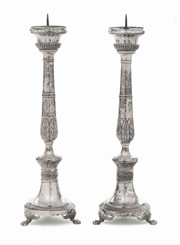 Coppia di candelieri in argento fuso, sbalzato e cesellato, punzoni di Napoli in uso dal 1832 al 1872 e dell'argentiere Giovanni Casolla (1777-18??)