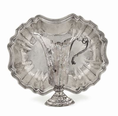 Servizio da Lavabo in Argento Sbalzato, Brocca con con Punzone di Palermo e del Console Giovanni ...