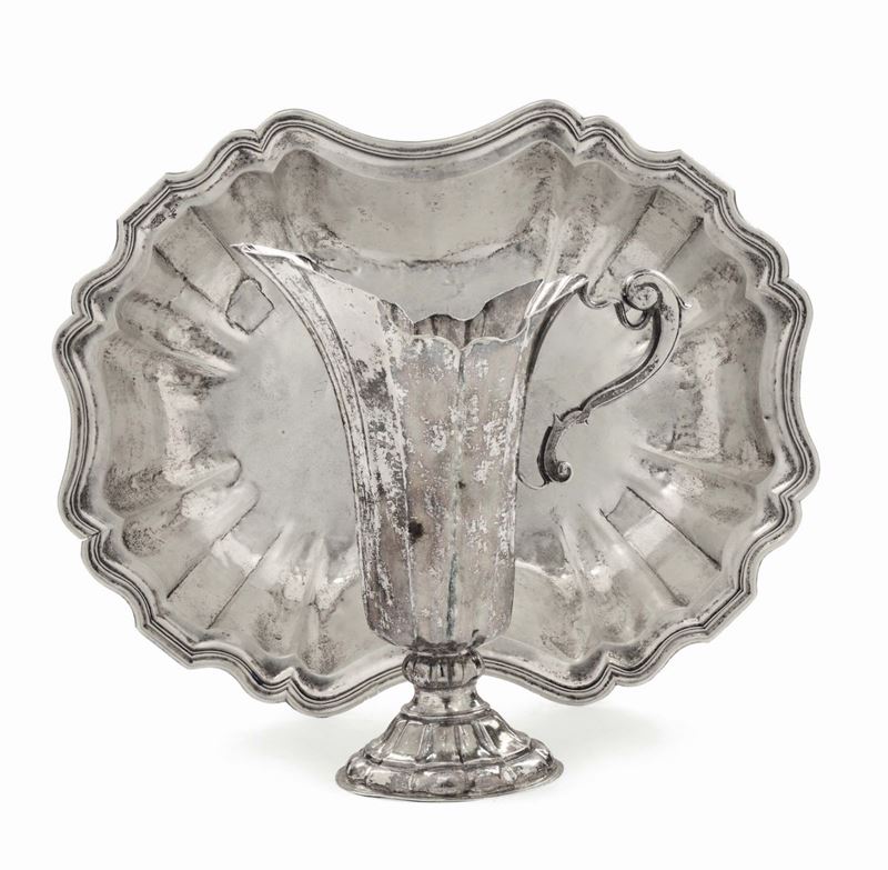 Servizio da lavabo in argento sbalzato, brocca con con punzone di Palermo e del console Giovanni Castanza per il 1756, bacile con punzone di Palermo e punzoni GAG 99  - Asta Argenti da Collezione Italiani ed Europei - II - Cambi Casa d'Aste