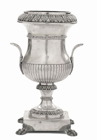 Grande Vaso Biansato in Argento Fuso, Sbalzato e Cesellato, Bolli di Titolo in Uso in Sicilia dal...