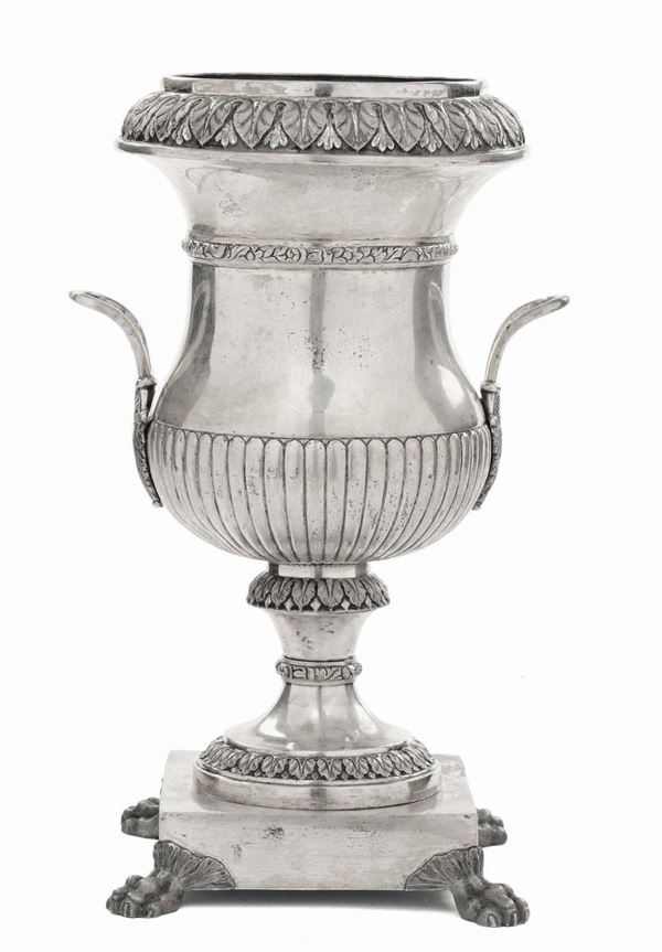 Grande vaso biansato in argento fuso, sbalzato e cesellato, bolli di titolo in uso in Sicilia dal 1826 al 1872 e del'argentiere GC con punto