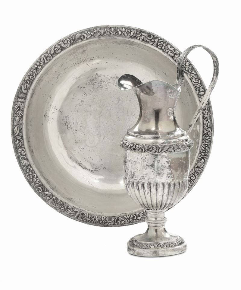 Servizio da lavabo in argento sbalzato e cesellato con decoro a maruzzella, punzoni di titolo in uso in Sicilia dal 1826 al 1872 (testa di Cerere volta a sinistra) e dell'argentiere N.C. con stella sul piede del versatoio  - Auction Italian and European Silver Collection  - II - Cambi Casa d'Aste