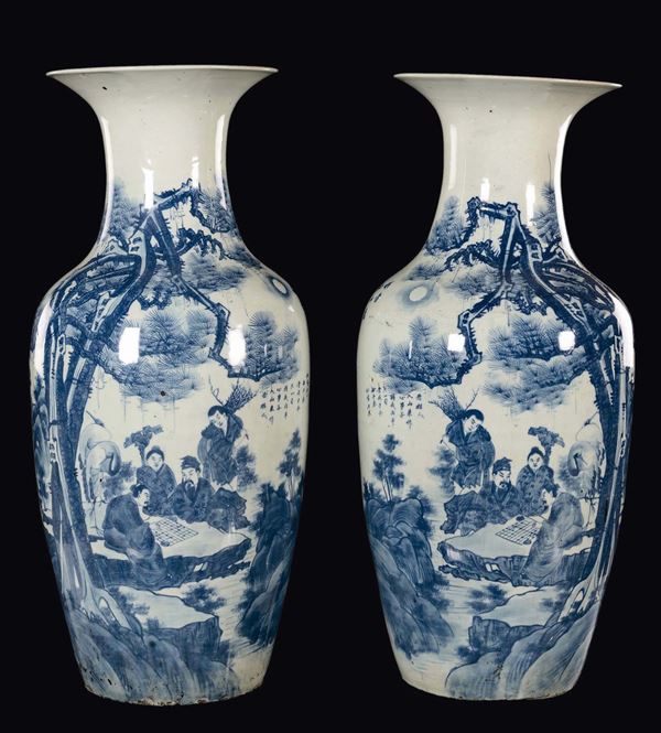 Coppia di vasi in porcellana bianca e blu raffiguranti uomini che giocano all'ombra di un albero, con gru e iscrizioni, Cina, Dinastia Qing, XIX secolo