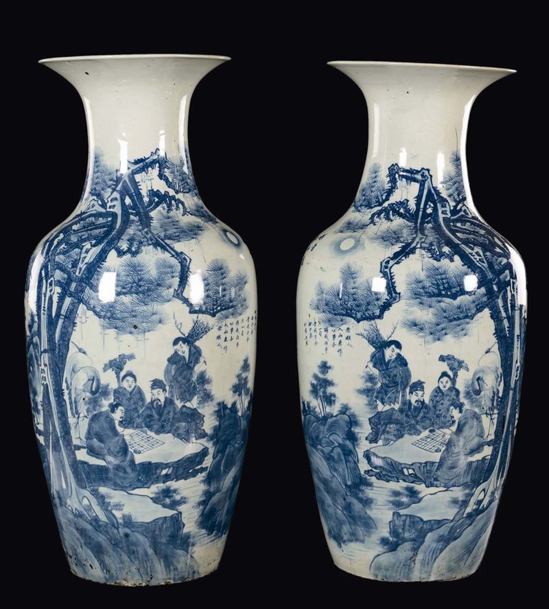 Coppia di vasi in porcellana bianca e blu raffiguranti uomini che giocano all'ombra di un albero, con gru e iscrizioni, Cina, Dinastia Qing, XIX secolo  - Asta Fine Chinese Works of Art - II - Cambi Casa d'Aste