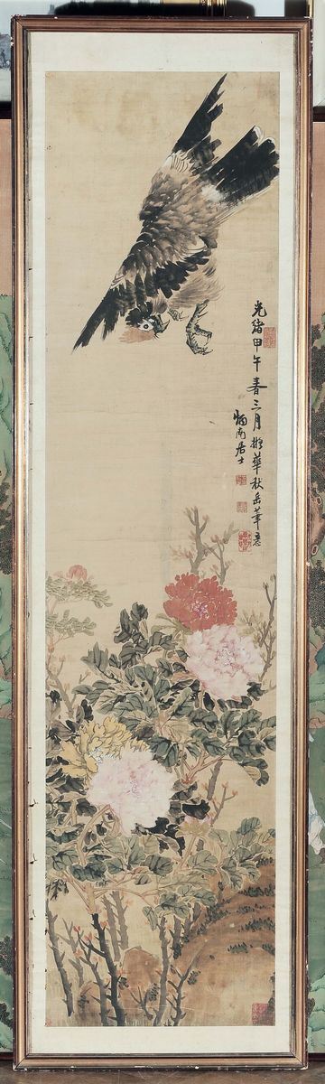 Dipinto su carta raffiugurante falco in volo sopra fiori e iscrizione, Cina, Dinastia Qing, XIX secolo  - Asta Fine Chinese Works of Art - II - Cambi Casa d'Aste