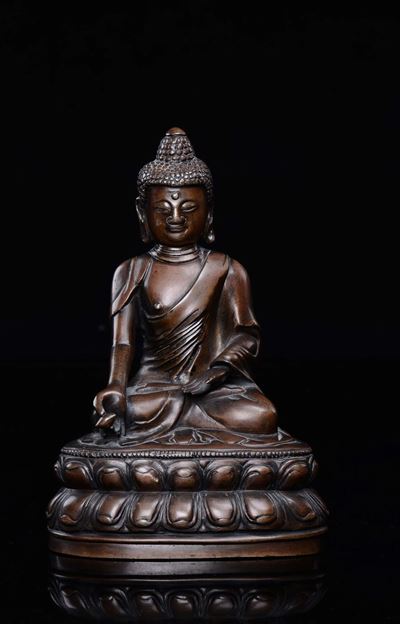 Scultura in Rame Raffigurante Buddha Seduto su Doppio Fiore di Loto, Cina, XX Secolo