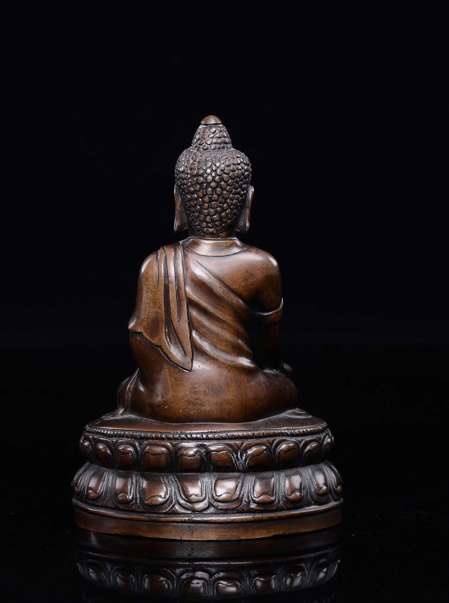 Scultura in Rame Raffigurante Buddha Seduto su Doppio Fiore di Loto, Cina, XX Secolo