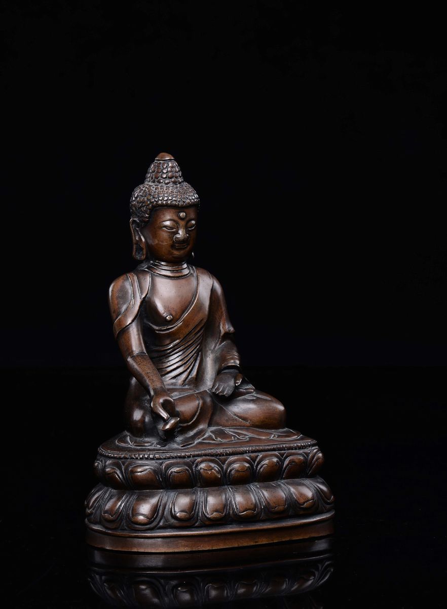 Scultura in Rame Raffigurante Buddha Seduto su Doppio Fiore di Loto, Cina, XX Secolo