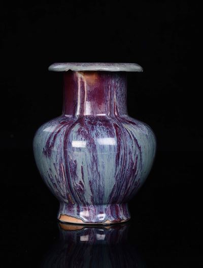 Vaso in Porcellana Flambè sui Toni del Viola e Dell’azzurro, Cina, XX Secolo