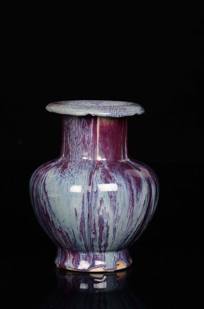 Vaso in Porcellana Flambè sui Toni del Viola e Dell’azzurro, Cina, XX Secolo