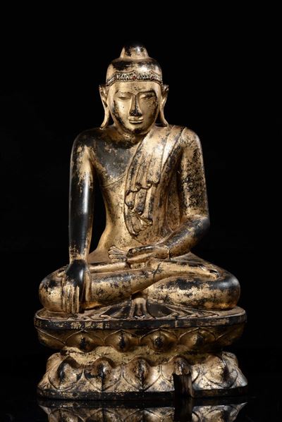 Scultura in Legno Dorato Raffigurante Buddha Seduto su Doppio Fiore di Loto, Thailandia, XIX Seco...