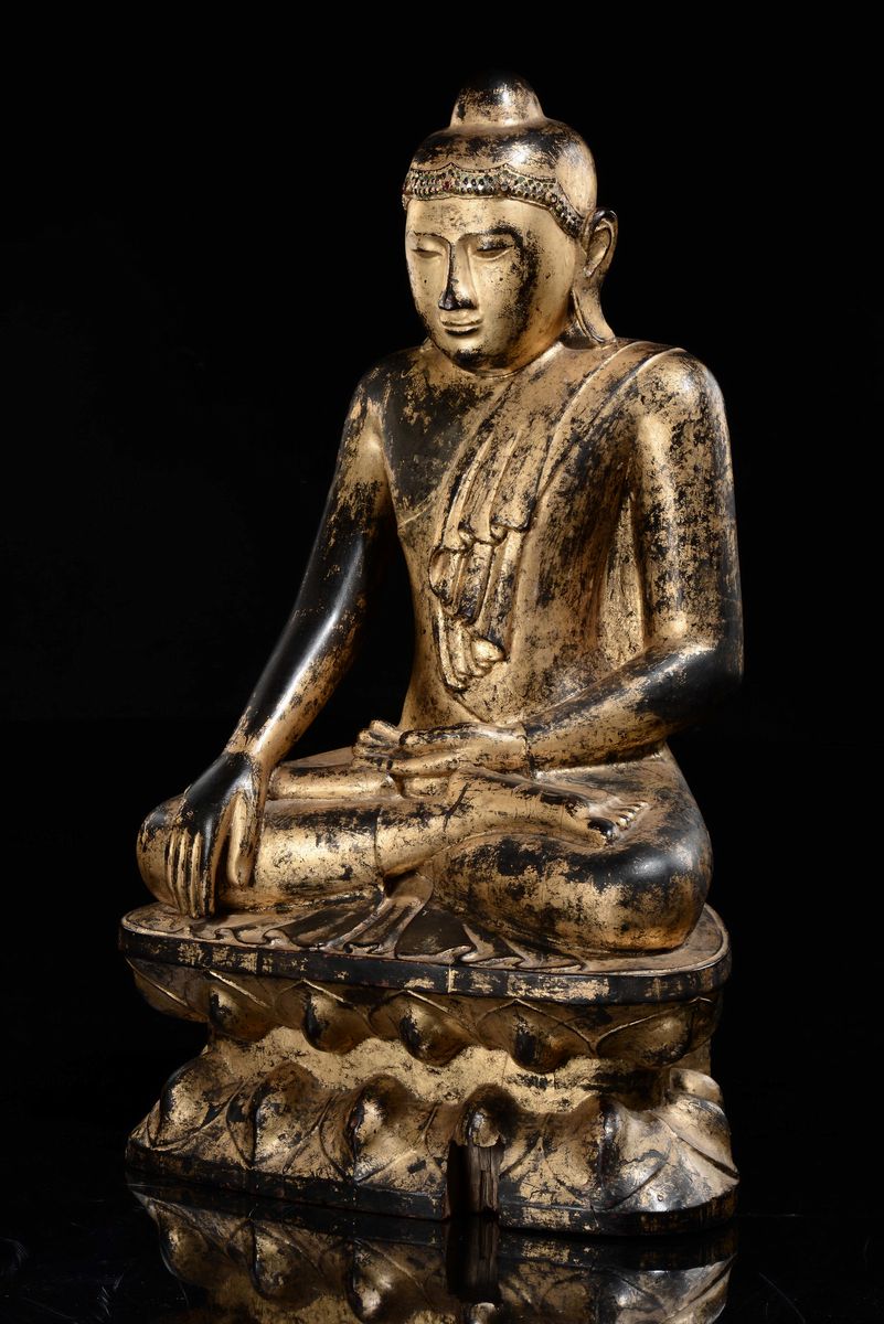 Scultura in Legno Dorato Raffigurante Buddha Seduto su Doppio Fiore di Loto, Thailandia, XIX Seco...