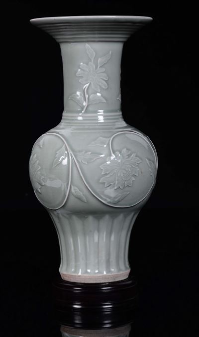 Vaso in Porcellana Celadon con Decoro Floreale a Rilievo, Cina, XX Secolo
