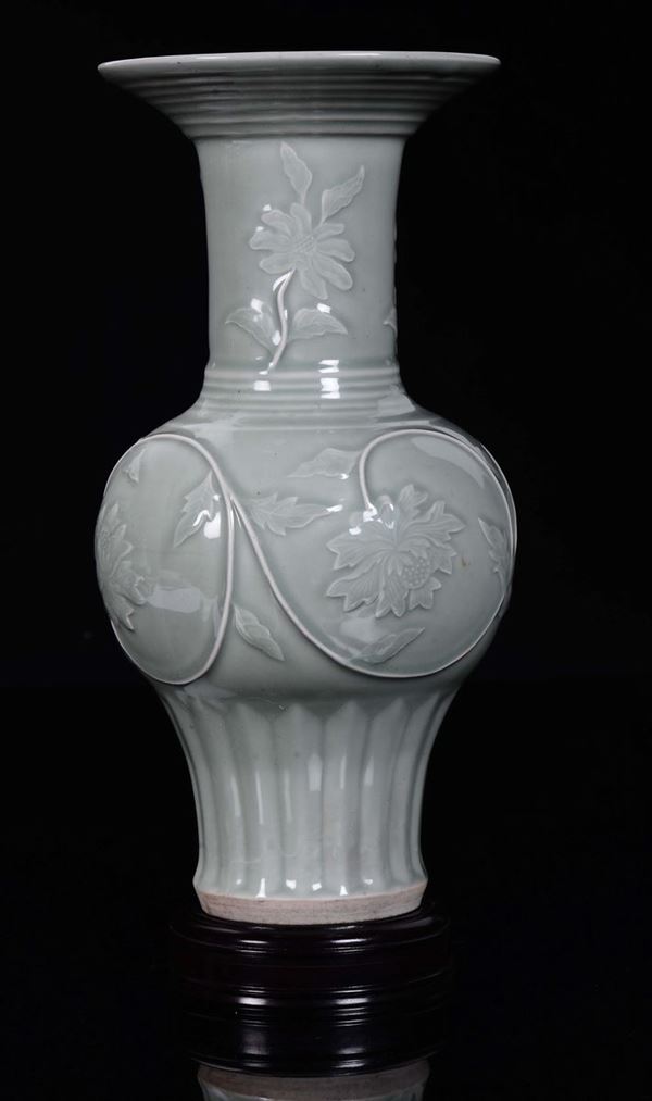 Vaso in porcellana Celadon con decoro floreale a rilievo, Cina, XX secolo