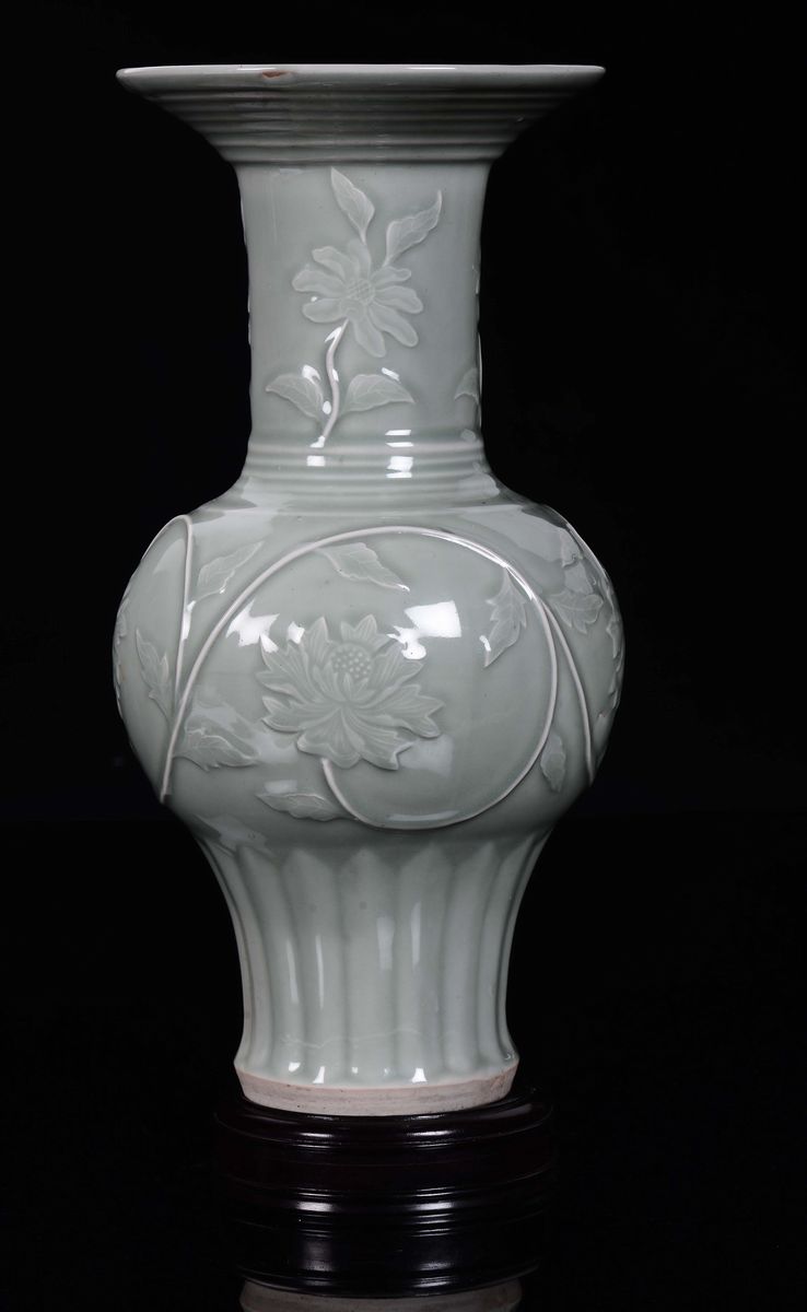 Vaso in Porcellana Celadon con Decoro Floreale a Rilievo, Cina, XX Secolo