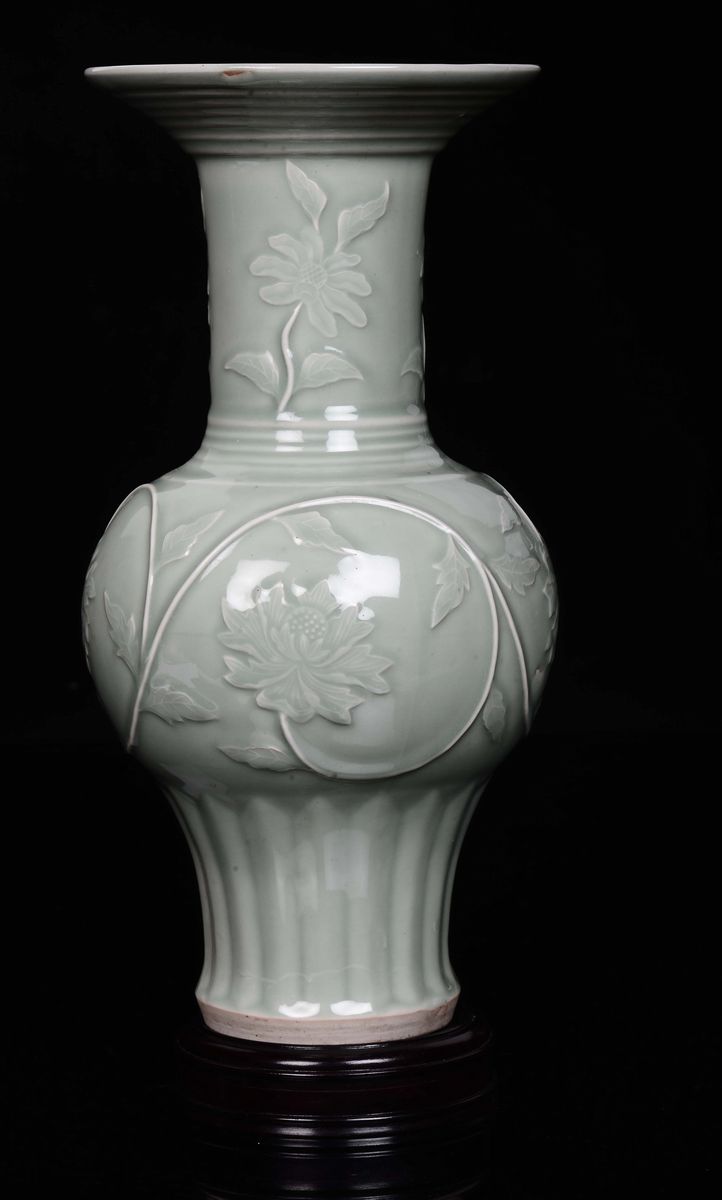 Vaso in Porcellana Celadon con Decoro Floreale a Rilievo, Cina, XX Secolo