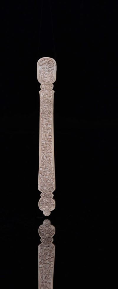 Porta Ventaglio Scolpito in Avorio con Figure e Fiori, Cina, Dinastia Qing, XIX Secolo