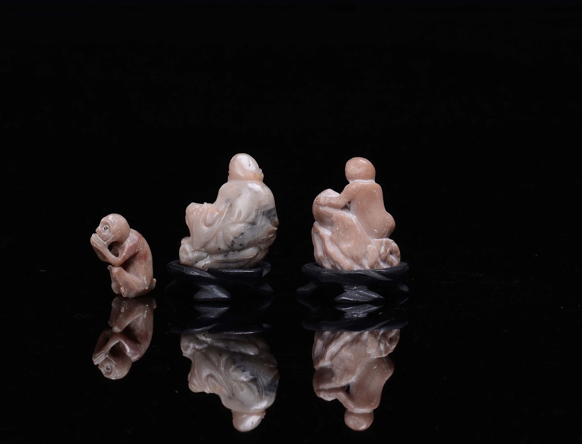 Tre Piccole Sculture in Saponaria Raffiguranti una Scimmia, un Saggio ed un Fanciullo, Cina, XX S...