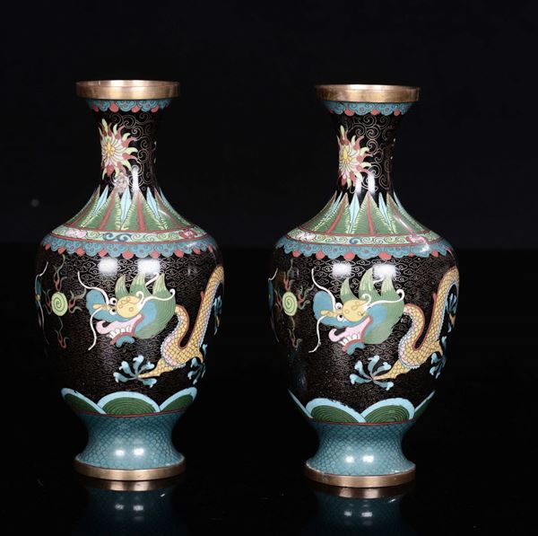 Coppia di vasi in cloisonné a fondo nero con draghi gialli, Cina, Dinastia Qing, fine XIX secolo
