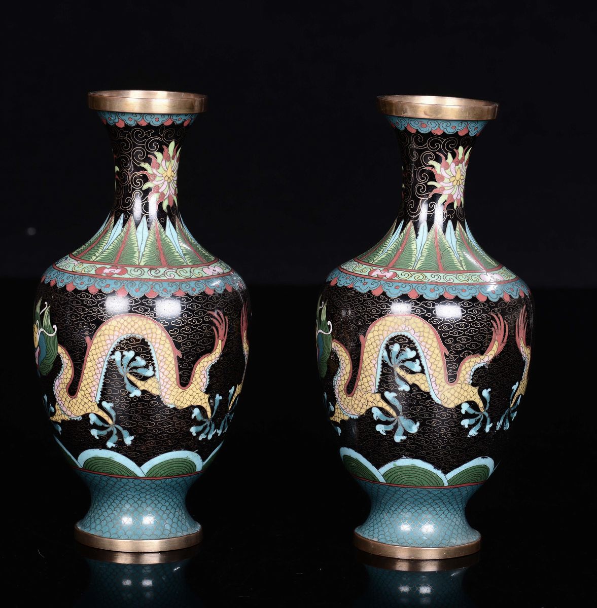 Coppia di Vasi in Cloisonné a Fondo Nero con Draghi Gialli, Cina, Dinastia Qing, Fine XIX Secolo