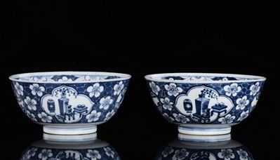 Coppia di Coppette in Porcellana Bianca e Blu con Fiori e Vasi, Cina, XX Secolo