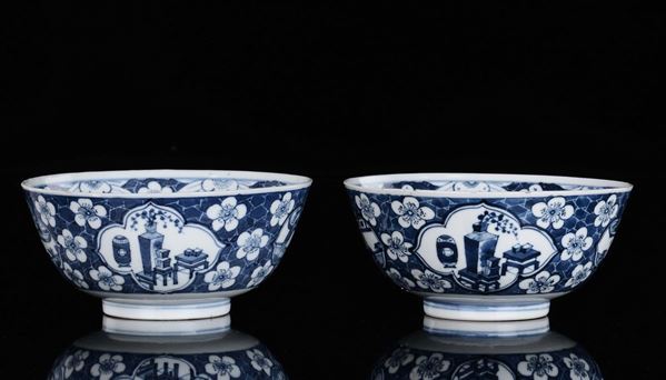 Coppia di coppette in porcellana bianca e blu con fiori e vasi, Cina, XX secolo