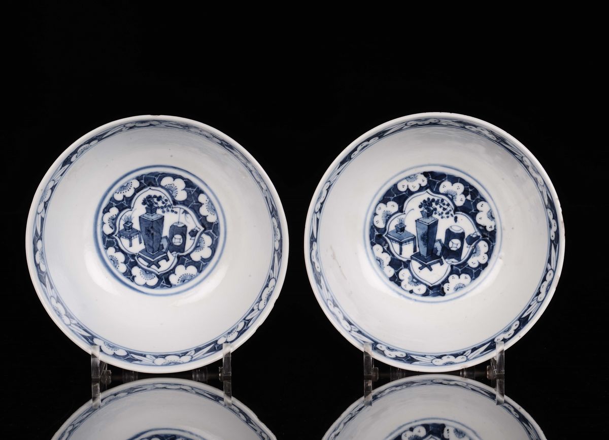 Coppia di Coppette in Porcellana Bianca e Blu con Fiori e Vasi, Cina, XX Secolo