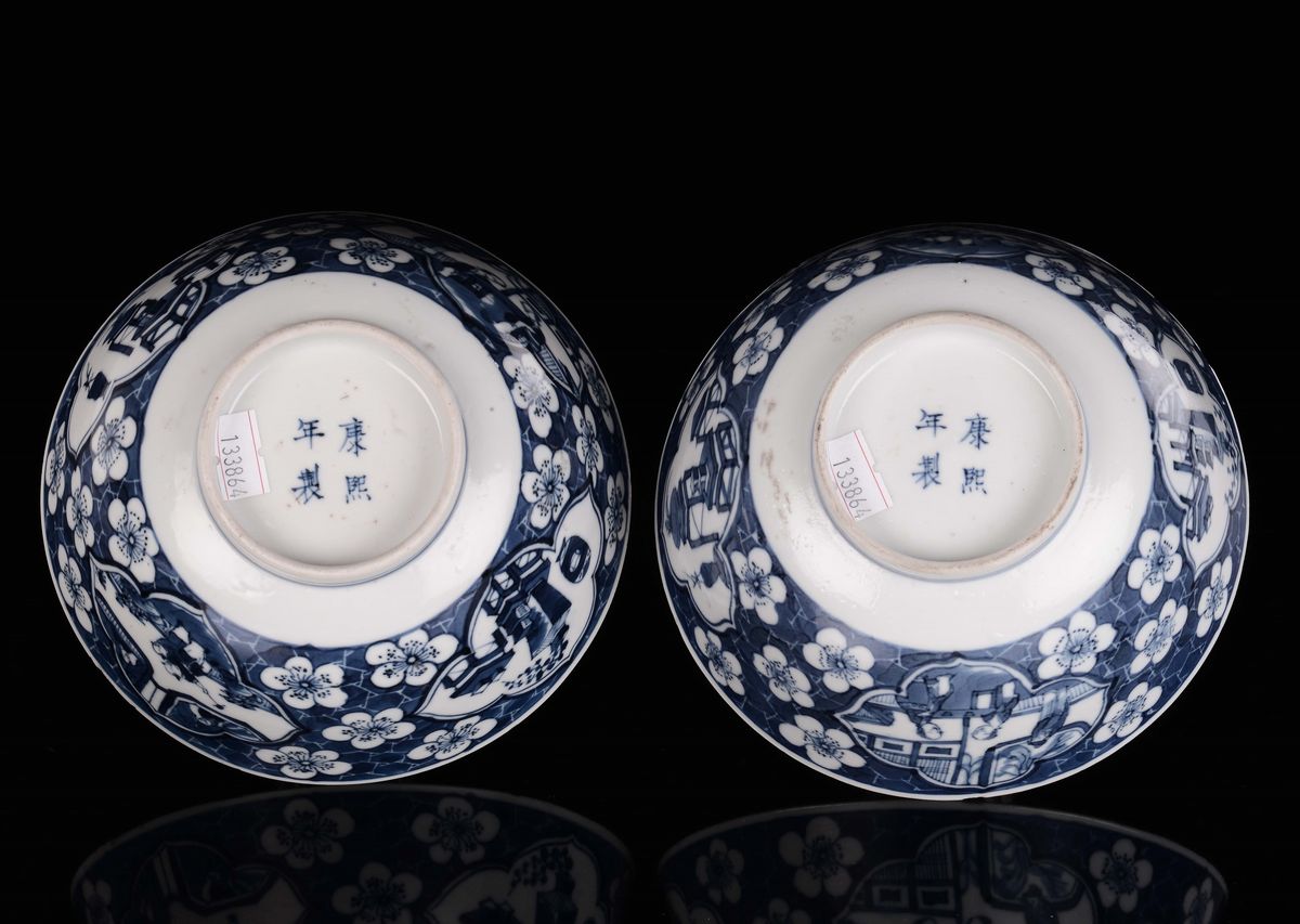 Coppia di Coppette in Porcellana Bianca e Blu con Fiori e Vasi, Cina, XX Secolo