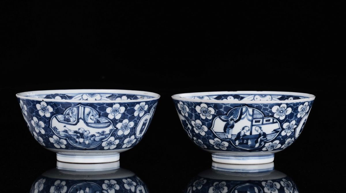 Coppia di Coppette in Porcellana Bianca e Blu con Fiori e Vasi, Cina, XX Secolo