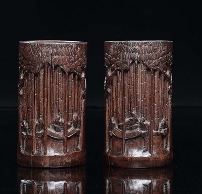 Coppia di Portapennelli Scolpiti in Bamboo con Figura di Scribii, Cina, Dinastia Qing, XIX Secolo