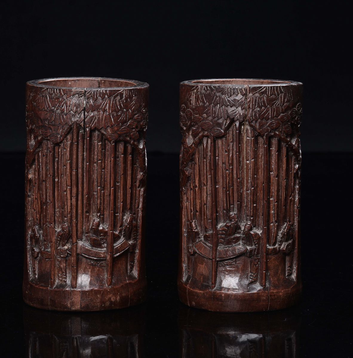 Coppia di Portapennelli Scolpiti in Bamboo con Figura di Scribii, Cina, Dinastia Qing, XIX Secolo