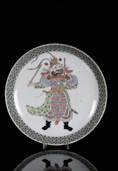 Piatto in Porcellana Policroma con Figura di Guerriero, Cina, XX Secolo