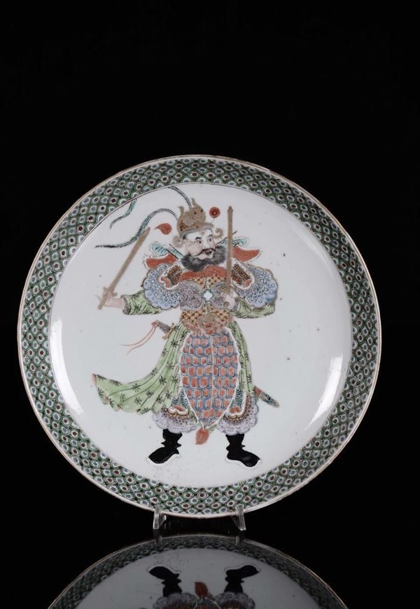 Piatto in porcellana policroma con figura di guerriero, Cina, XX secolo