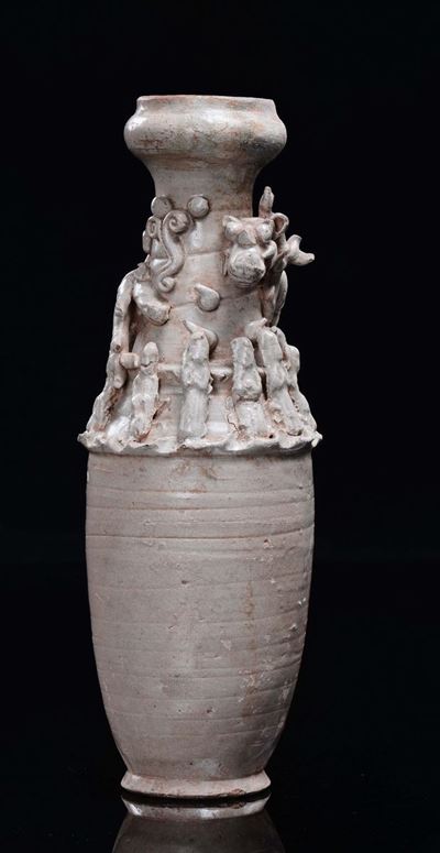 Vaso in Terracotta con Figure e Drago in Rilievo, Cina, Dinastia Song (960-1279)