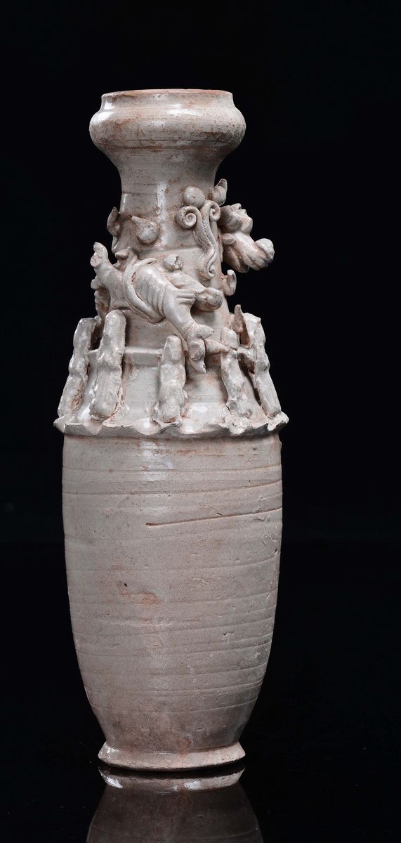 Vaso in Terracotta con Figure e Drago in Rilievo, Cina, Dinastia Song (960-1279)