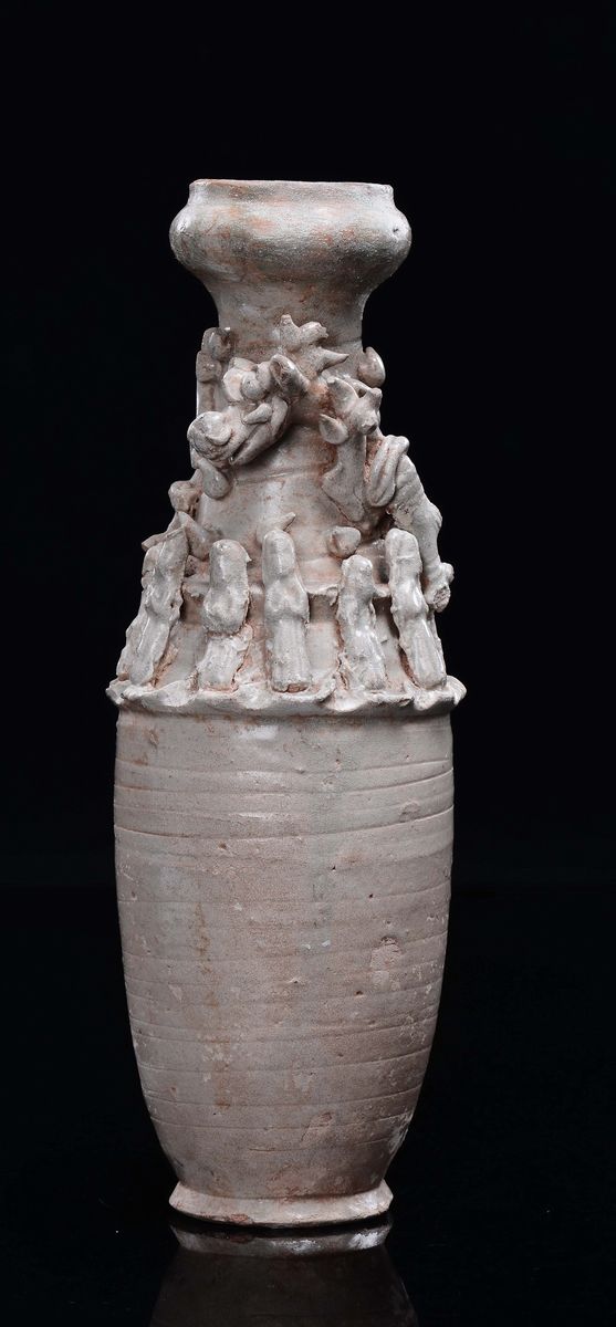 Vaso in Terracotta con Figure e Drago in Rilievo, Cina, Dinastia Song (960-1279)