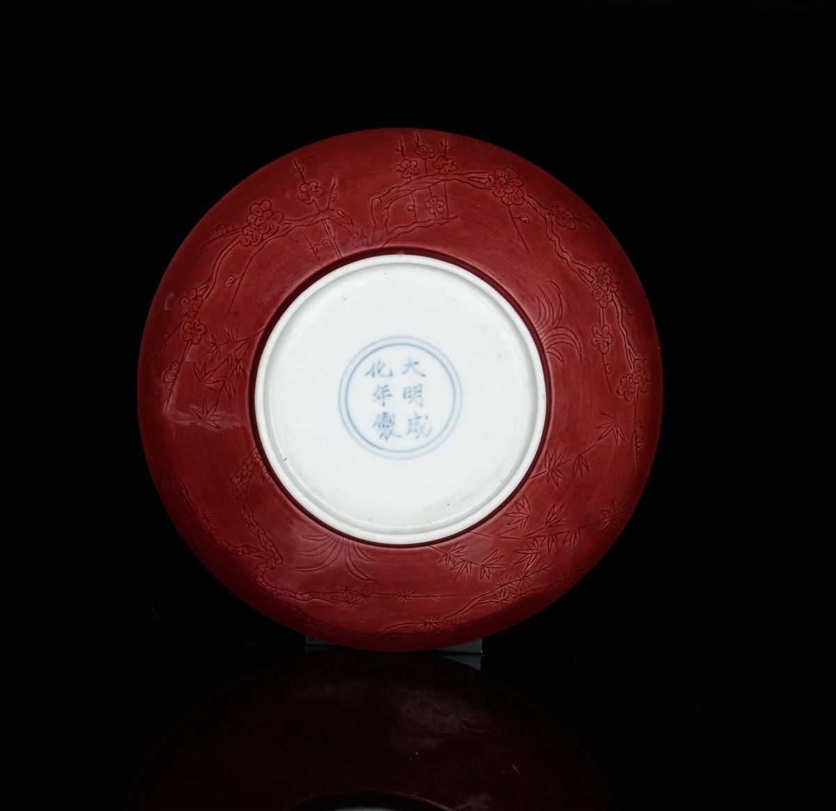 Piatto in Porcellana Monocroma Rossa con Fiori di Ciliegio sul Bordo Esterno, Cina, XX Secolo