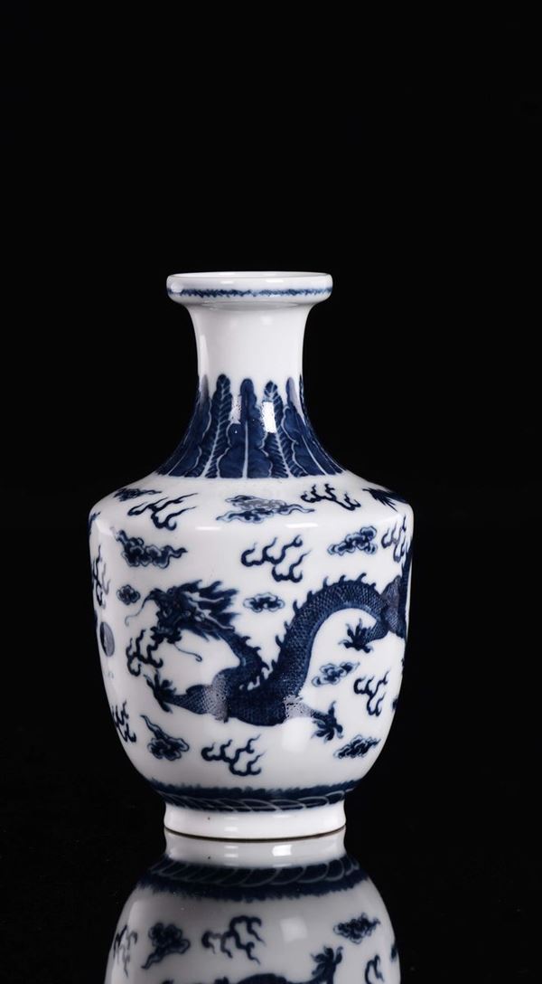 Vaso in porcellana bianca e blu con draghi, Cina, XX secolo