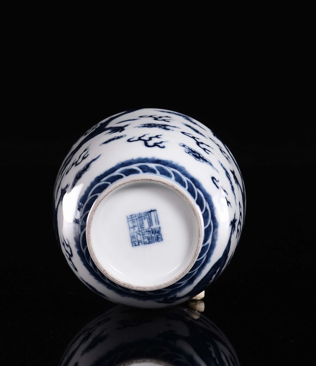 Vaso in Porcellana Bianca e Blu con Draghi, Cina, XX Secolo