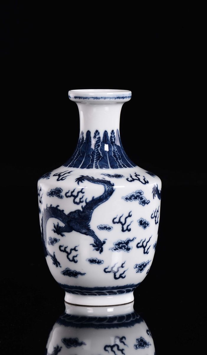 Vaso in Porcellana Bianca e Blu con Draghi, Cina, XX Secolo