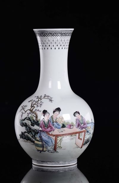 Vaso in Porcellana Policroma Raffigurante Guanyin, Cina, XX Secolo