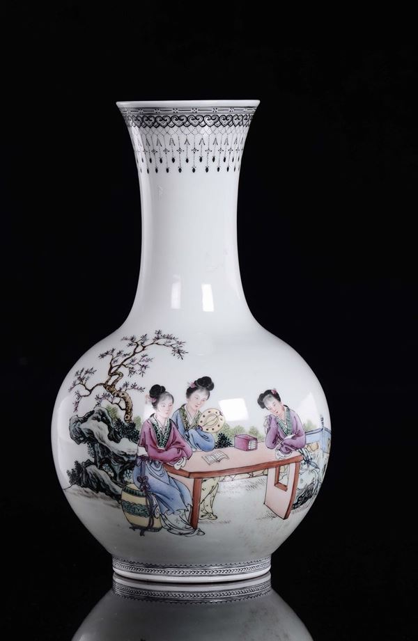 Vaso in porcellana policroma raffigurante Guanyin, Cina, XX secolo