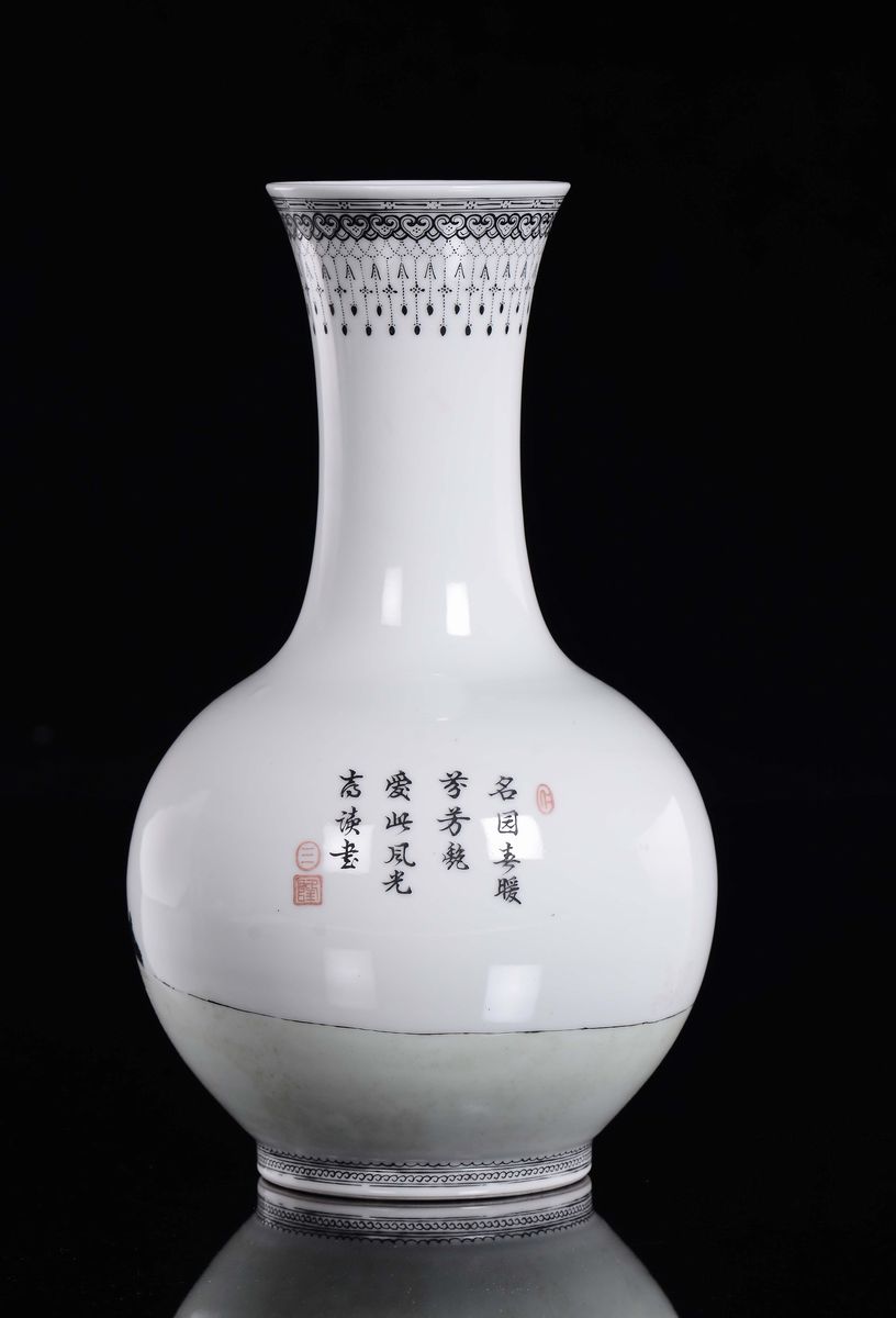 Vaso in Porcellana Policroma Raffigurante Guanyin, Cina, XX Secolo