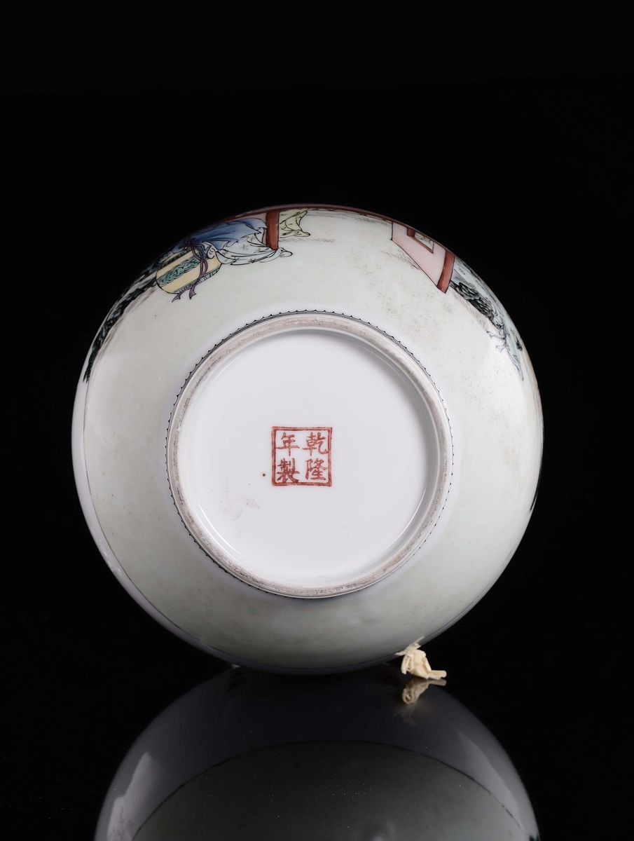 Vaso in Porcellana Policroma Raffigurante Guanyin, Cina, XX Secolo